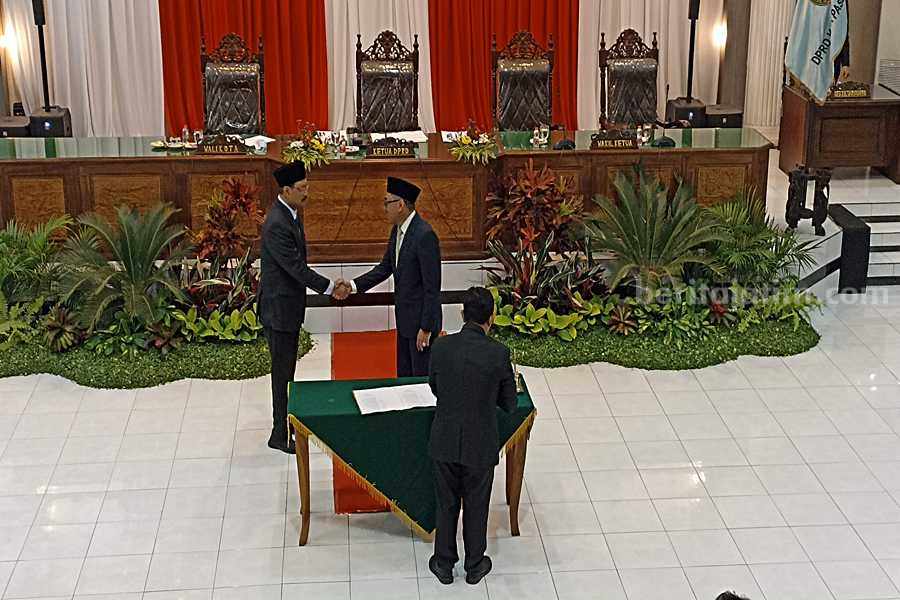Penyerahan berkas pandangan akhir antara Ketua DPRD Kota Pasuruan Ismail Marzuki Hasan dan Walikota Pasuruan Saifullah Yusuf.