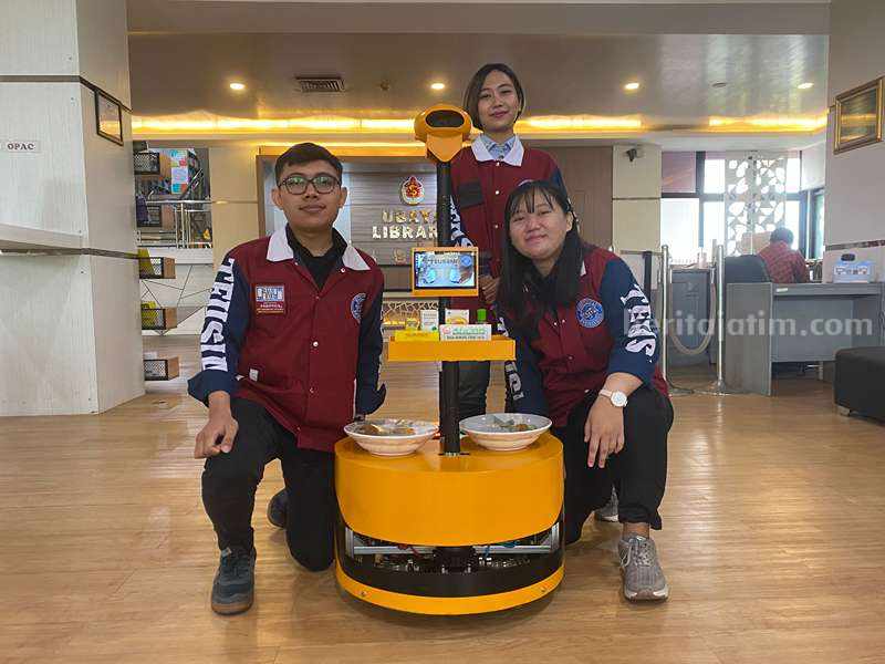 Mahasiswa Ubaya Ciptakan Robot TEUSEM, Bisa Antar Obat untuk Lansia Demonstrasi robot TEUSEM di Gedung Perpustakaan Ubaya