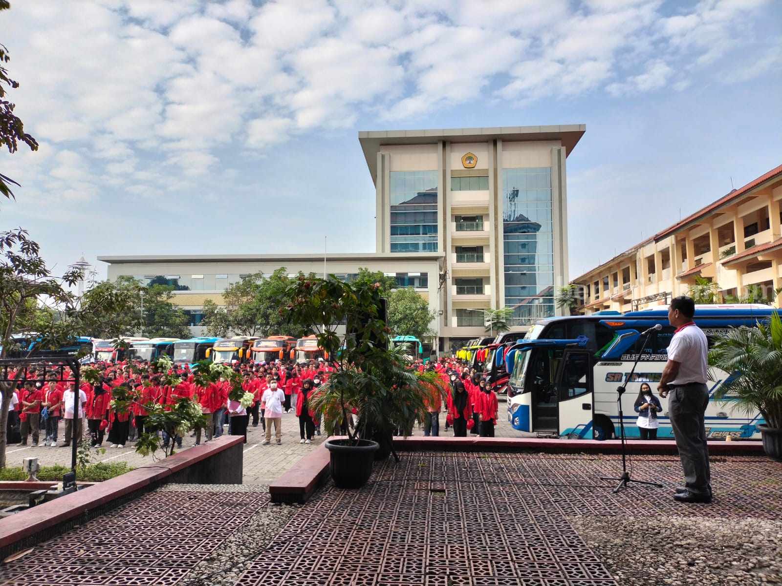 Upacara pelepasan Patriot-patriot Merah Putih di Lapangan Parkir Utara Untag Surabaya, Senin (3/7/2023).