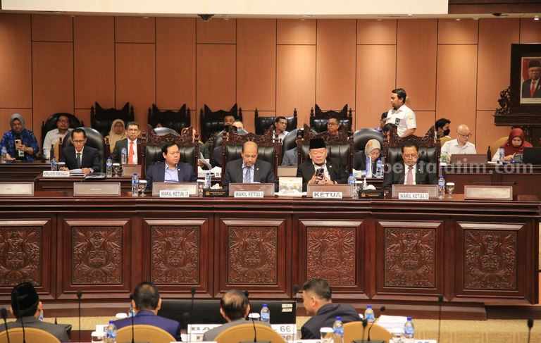 Sidang Paripurna ke-12 di Nusantara V Komplek Parlemen, Jakarta, Jumat, (14/7).