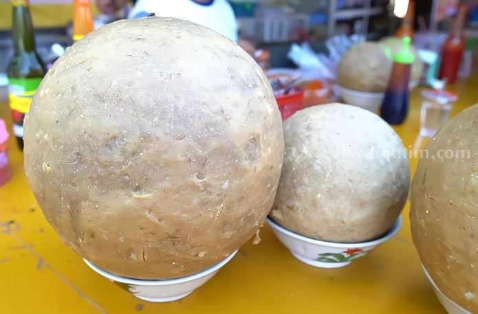Bakso 'Masa Kini' berukuran fantastis yang dijual di warung bakso, di Jalan Laras-Liris, sebelah timur pasar ikan, Kelurahan Tumenggungan, Kecamatan Lamongan, Kabupaten Lamongan.