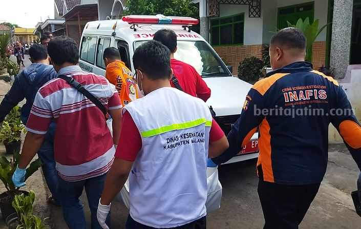 Ibu di Malang Bunuh Anak lalu Gantung Diri Punya Utang Rentenir Rp 1,5 Juta Evakuasi jenazah ibu di Karangploso Kabupaten Malang bunuh anaknya lalu meninggal gantung diri.