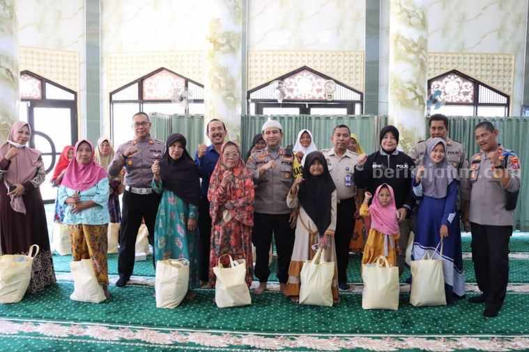 Kapolres Sumenep, AKBP Edo Satya Kentriko menggelar Jumat Curhat di Talango