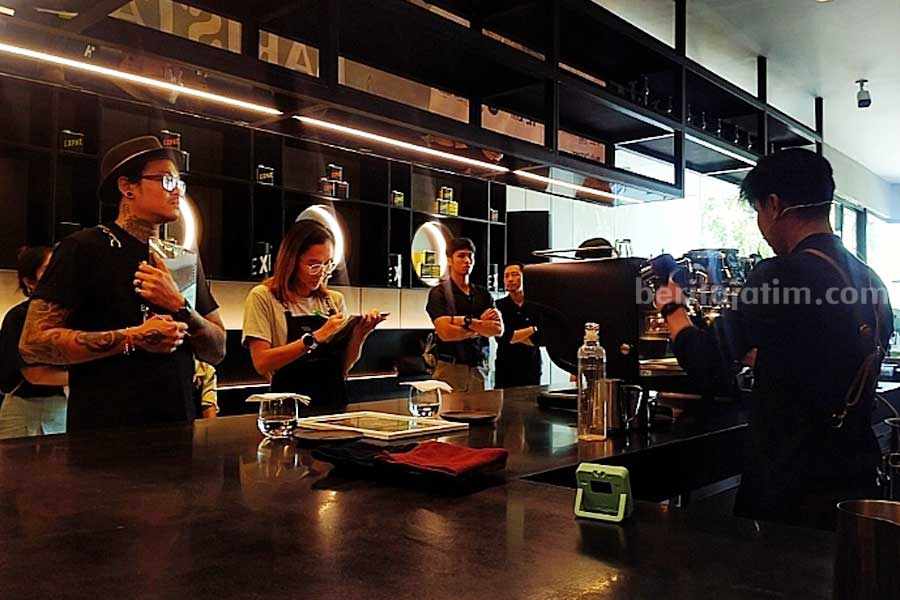 Suasana penjurian oleh salah satu finalis Battle of The Barista, di Expat.Roesters Surabaya, Jumat (21/7/2023). (Foto: Fitri Yuliani/beritajatim.com)