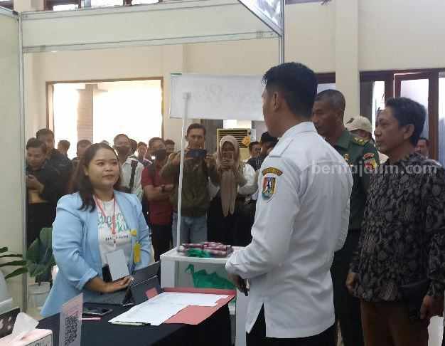 Bupati Tuban Aditya Halindra saat meninjau pameran bursa kerja tahun 2023. [Foto:Diah Ayu/beritajatim.com]