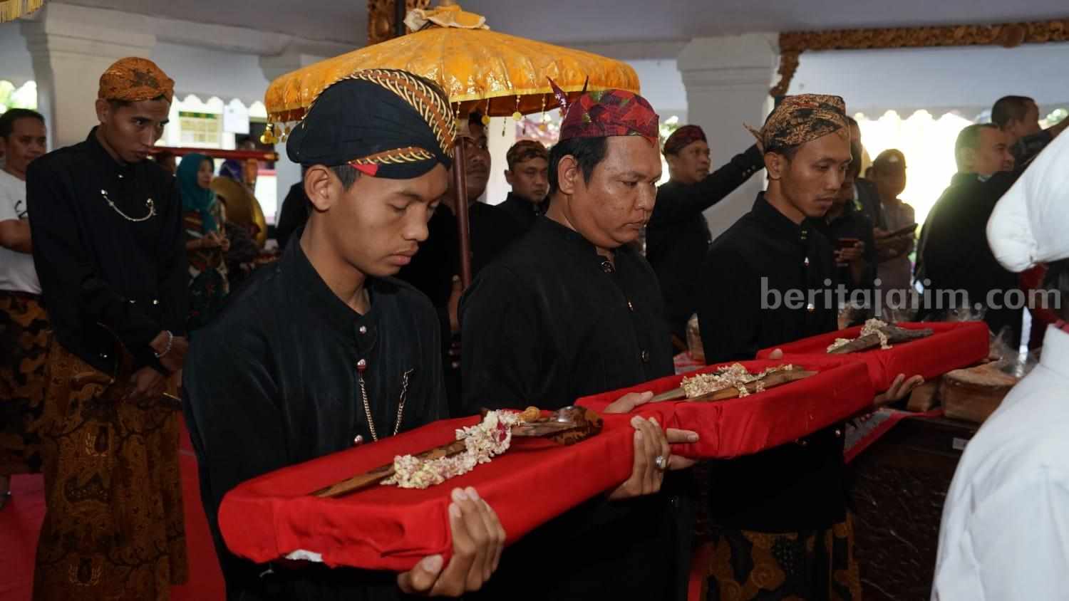 Penyerahan pusaka keraton Sumenep usai prosesi penjamasan