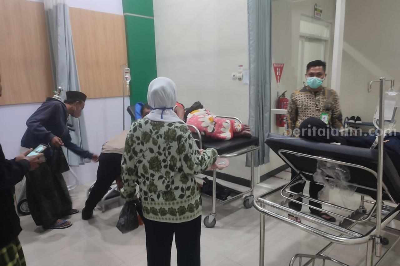 Warga Babat Lamongan yang dirawat di rumah sakit akibat menderita keracunan massal.
