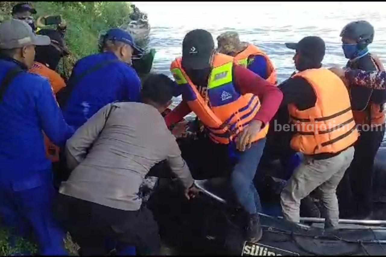 Tim SAR Gabungan saat mengevakuasi jasad pelajar yang menjadi korban tenggelam di Sungai Bengawan Solo, Babat, Lamongan.