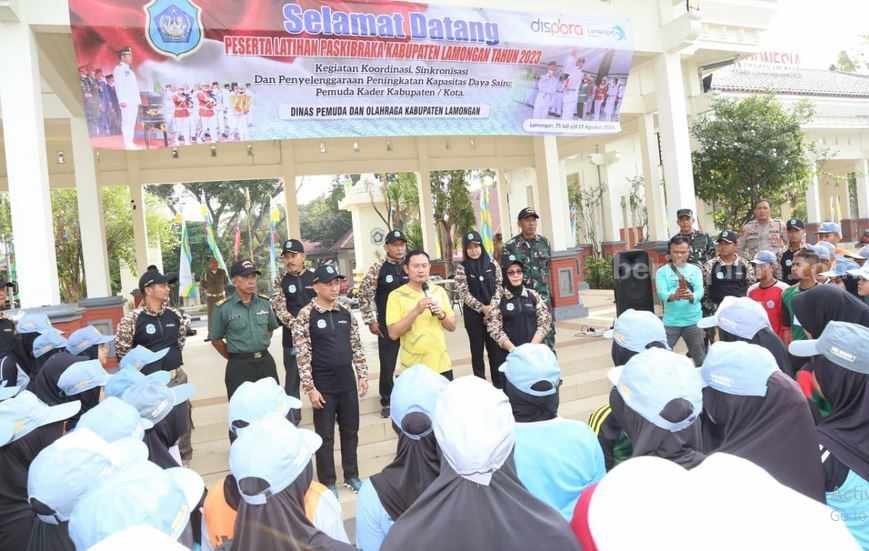 Calon Paskibraka Lamongan saat menggelar latihan di Alun-alun Lamongan.