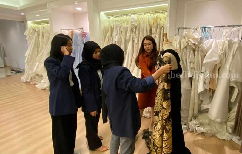 Fashion designer asli Surabaya Natalia Soetjipto bersama mahasiswa.