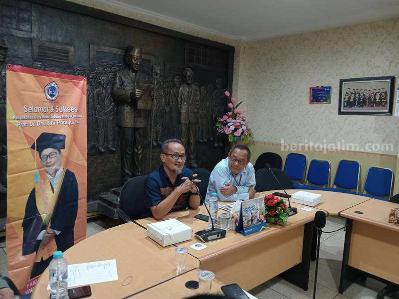 Guru Besar Unitomo Surabaya Gagas Komisi Media Sosial Guru Besar Unitomo Surabaya Prof Redi Panuju saat press conference di Gedung Rektorat Unitomo