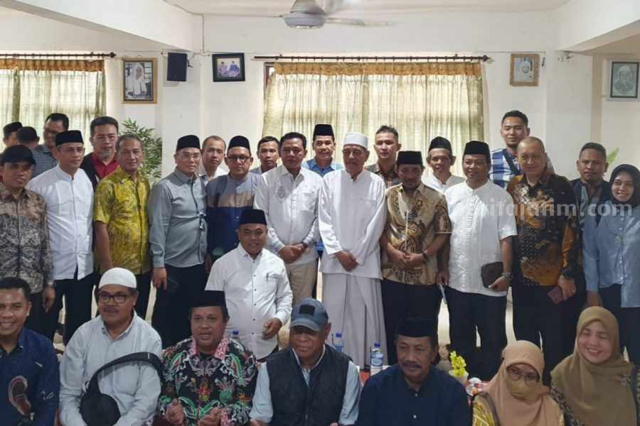 Pengasuh Pondok Pesantren Sunan Drajat Paciran Lamongan, Dr. KH. Abdul Ghofur.