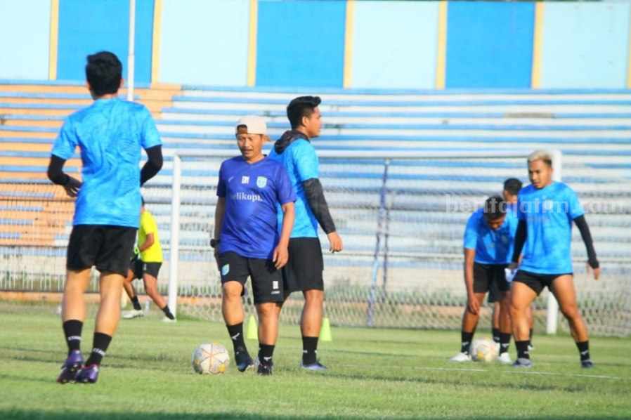 Pelatih Persela Djadjang Nurdjaman bersama anak didiknya saat menjalani latihan di Stadion Surajaya Lamongan.