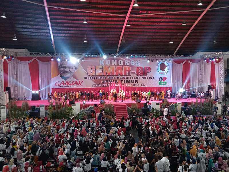 Ganjar Pranowo Sapa 10 Ribu Relawan Emak-emak di Surabaya Bakal calon presiden Ganjar Pranowo menyapa puluhan ribu emak-emak di Jatim International Expo, Surabaya