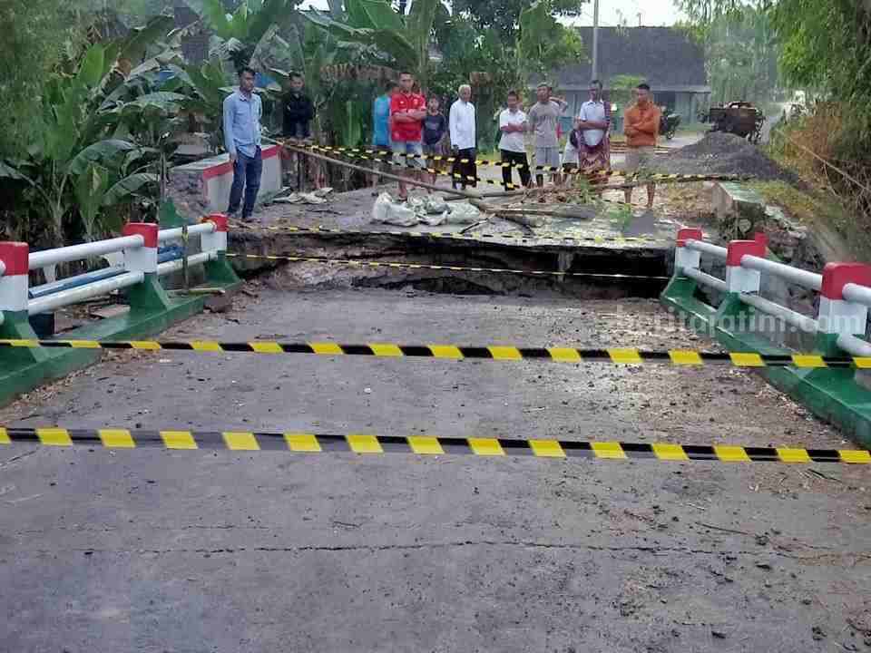 Jembatan di Jalan Poros Utama Kecamatan turut Dukuh Pipil, Desa Bakalan, Kecamatan Tambakrejo, Kabupaten Bojonegoro, putus usai diguyur hujan.