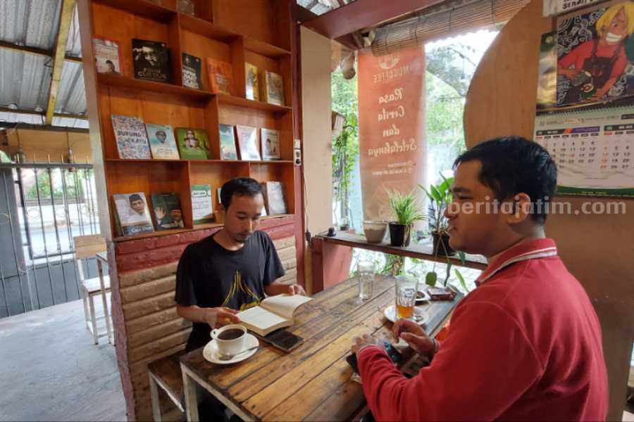 Suasana MUCaffe di Tujuannya, sembari ngopi bisa membaca buku di warung kopi di Jalan Salak nomor 60B, Kelurahan/Kecamatan Taman, Kota Madiun, Jawa Timur, Sabtu (8/7/2023) [foto: Fatihah Ibnu Fiqri/beritajatim.com]