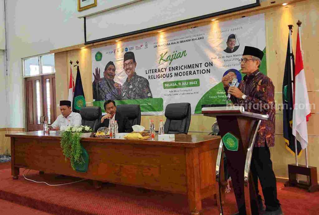 Kajian Literasi UIN Malang, Ulil Abshar Abdalla Sampaikan Genealogi Moderasi Beragama Ulil Abshar Abdalla saat menyampaikan materi kajian di UIN Maliki Malang (Foto: Dani Alifian/beritajatim.com)