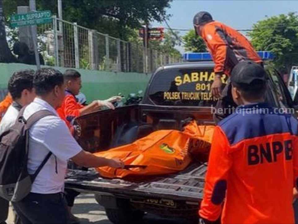 BPBD Bojonegoro melakukan evakuasi mayat yang mengapung di Sungai Bengawan Solo.