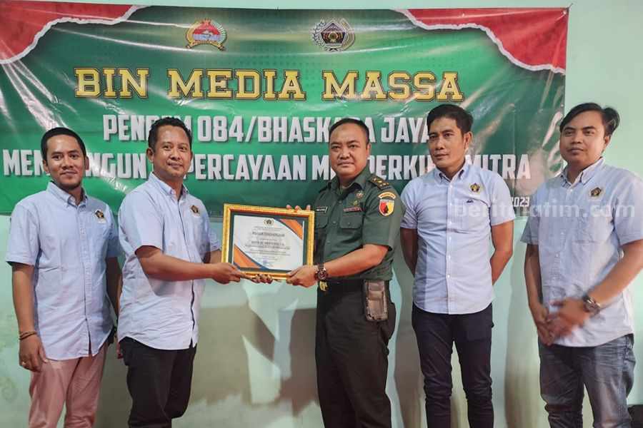 PWI Sidoarjo Sambut Hangat Kunjungan Korem 084/Bhaskara Jaya Ketua PWI Sidoarjo Mustain memberikan piagam penghargaan kepada Kepala Penerangan Korem (Kapenrem) 084/Bhaskara Jaya, Mayor Inf Imam Suyoso