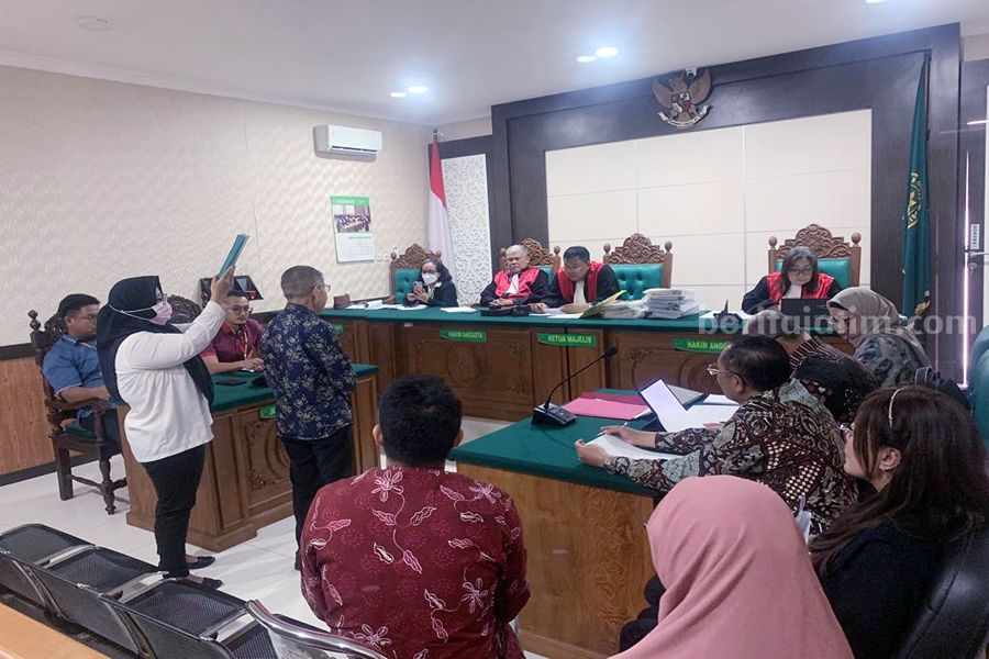 Saksi ahli hukum perdata Muhammad Yahya Harahap, S.H diambil sumpahnya oleh majelis hakim