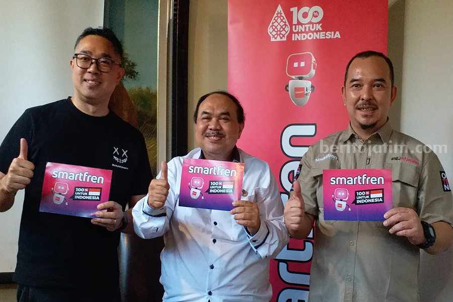 Smartfren Gelar Kompetisi Mobile Legends di GOR Sidoarjo Plt Kadis Kominfo Kab. Sidoarjo Didik Tri Wahyudi (tengah) bersama pihak Smartfren