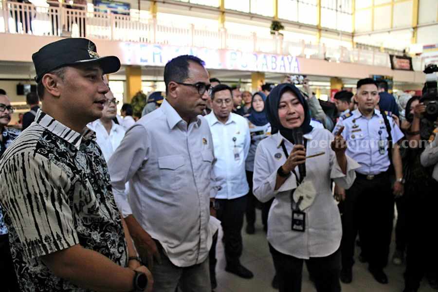 Eri Cahyadi Bocorkan Hasil Rapat Bersama Menhub Budi Karya Menteri Perhubungan Budi Karya Sumadi didampingi Walikota Surabaya Eri Cahyadi di Terminal Purabaya Bungurasih