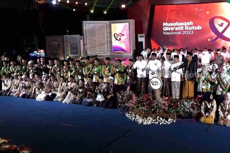 Pemberian hadiah dan piala kepada juara umum dan para pemenang, dalam malam penutupan MQKN 2023, di Pesantren Sunan Drajat Lamongan