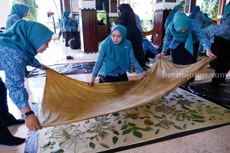 Ketua TP-PKK Kabupaten Sidoarjo Membuka Pelatihan Ecoprint Ketua TP-PKK Kabupaten Sidoarjo Hj. Sa'adah Muhdlor Ali
