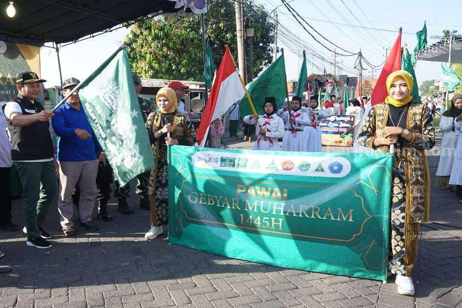 Meriahkan 1 Muharram, Warga Desa Wedoro Sidoarjo Pawai Akbar Keliling Tuntun Unta Wabup Sidoarjo H. Subandi memberangkatkan peserta pawai akbar 1 Muharram 1445 H