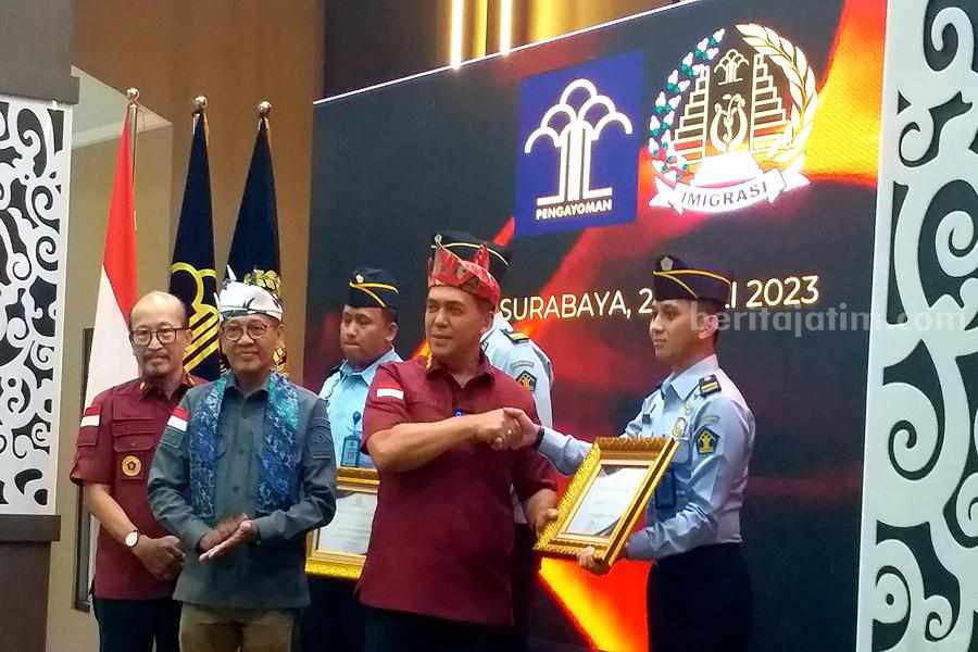 Tiga Petugas Imigrasi Ponorogo Dapat Penghargaan atas Penggagalan Perdagangan Organ Manusia Direktur Jenderal Imigrasi
