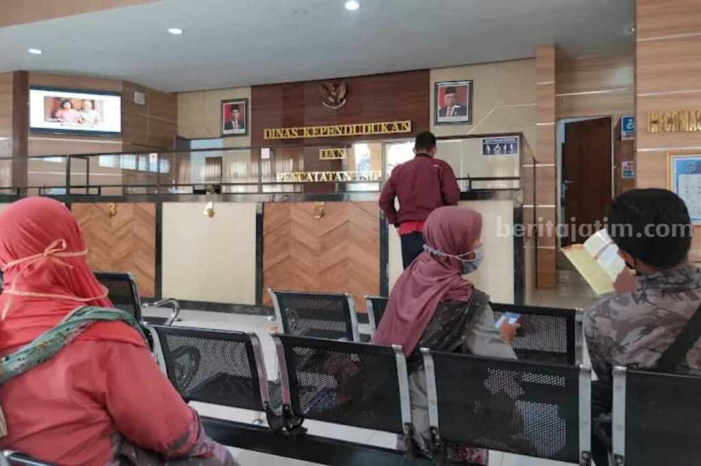 Pelayanan data kependudukan di Kantor Disdukcapil Kabupaten Lamongan.