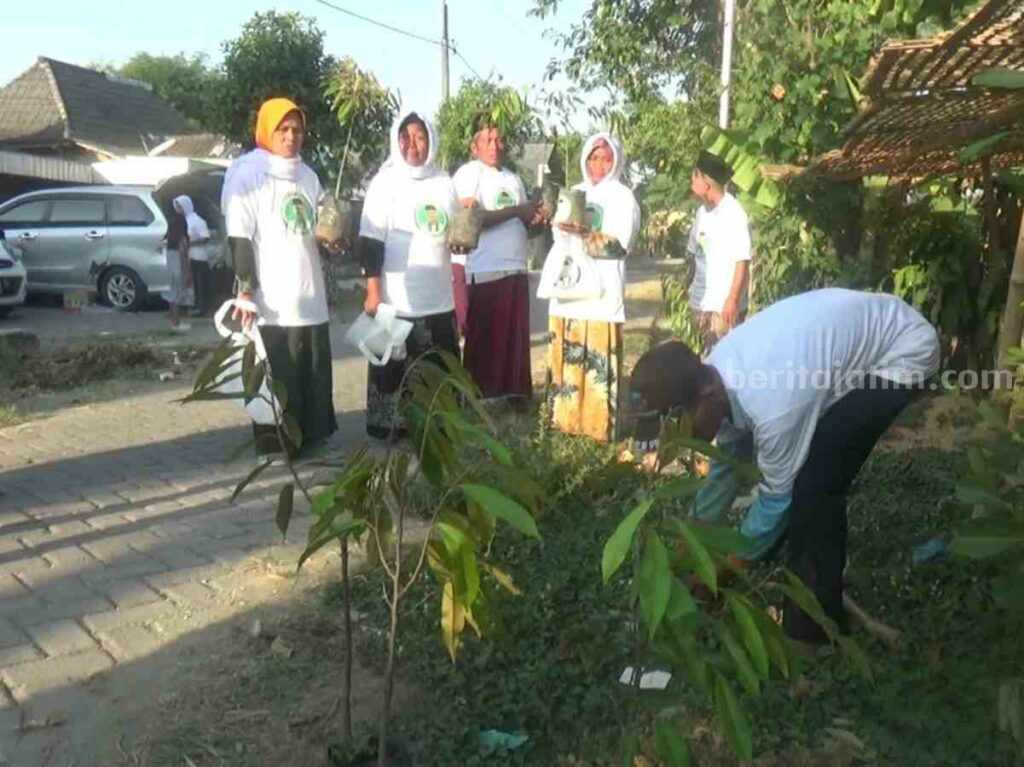 Pendukung Ganjar Pranowo di Kabupaten Bojonegoro saat aksi menanam pohon durian.