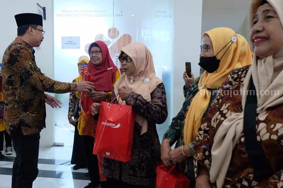 Bupati Sidoarjo Gelontor Insentif dan Honor Bagi 190 Nakes dan 10.558 Kader Posyandu Simbolis. Bupati Sidoarjo Gus Muhdlor menyerahkan bantuan ke perwakilan Nakes dan kader posyandu