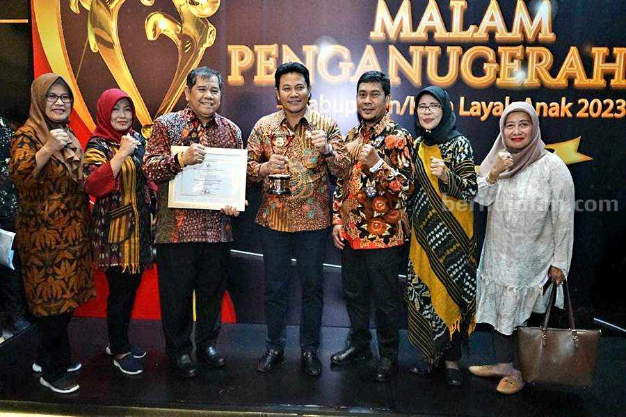 Wabup Sidoarjo H. Sidoarjo bersama Kepala DP3AKB, drg Syaf Satriawarman serta staf Wabup Sidoarjo H. Sidoarjo bersama Kepala DP3AKB, drg Syaf Satriawarman serta staf