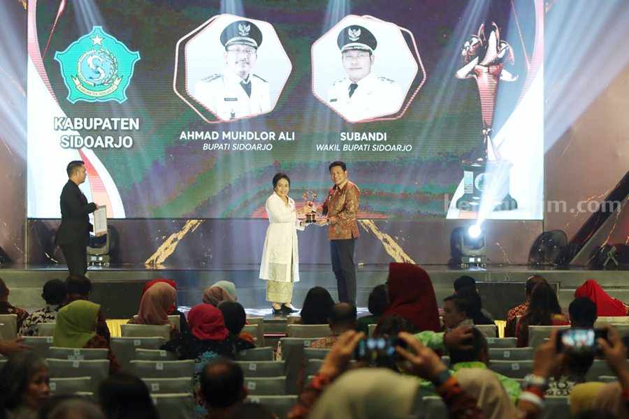 Menteri PPPA, I Gusti Ayu Bintang Darmawati, S.E., M.Si menyerahkan penghargaan diterima Wabup Sidoarjo H. Subandi