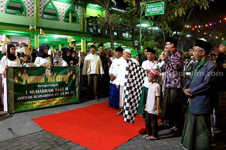Bupati Sidoarjo Bangga Warganya Meriahkan Pawai Ta’aruf 1 Muharram 1445 H Bupati Gus Muhdlor berangkatkan peserta pawai ta'aruf 1 Muharram 1445 H