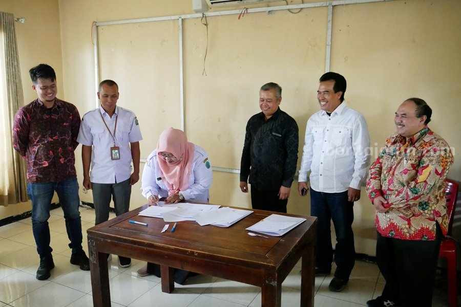 Pemkab Sidoarjo menandatangani MoU dengan PT Telkom Indonesia dalam program desa digital