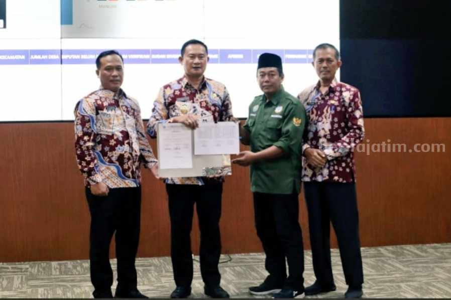 Audiensi dan penandatanganan berita acara penetapan status desa, di Ruang Command Centre, Gedung Pemkab Lamongan.