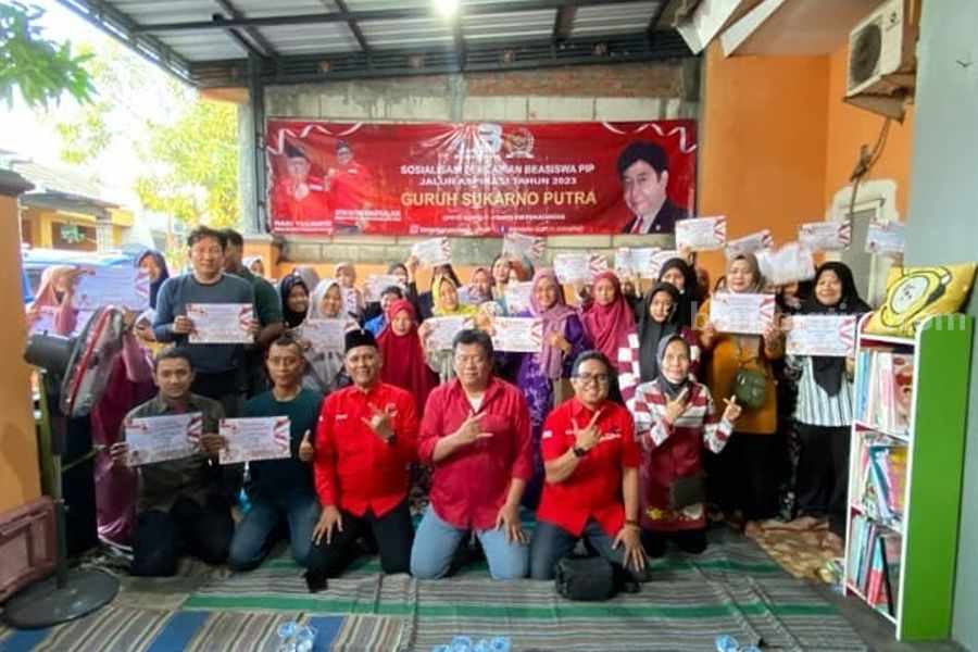 Wakil Ketua DPD PDI Perjuangan Jatim, Hari Yulianto bersama para penerima PIP.