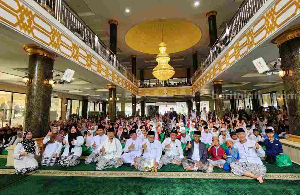 Momen Hari Asyura, Unisma Santuni 1.500 Anak Yatim Piatu Santunan 1.500 anak yatim dan piatu di masjid ainul yaqin Unisma (Foto: Dani Alifian/beritajatim.com)