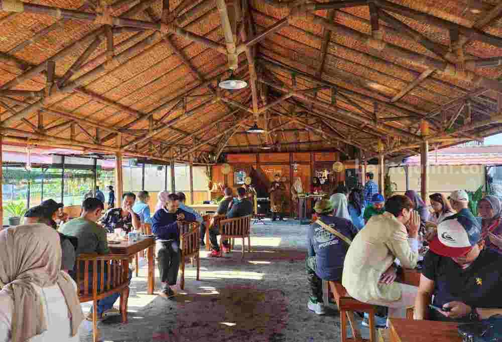 Suasana pembukaan Pawon Yang Kung di jalan Ikan Gurami 12, Tunjungsekar kota Malang (Foto : Dani Alifian/beritajatim.com)