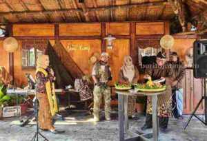 Resto dan Cafe Pawon Yang Kung, Sajikan Mangut dengan Suasana Pedesaan Pemotongan tumpeng oleh owner Pawong Yang Kung (Foto : Dani Alifian/beritajatim.com)