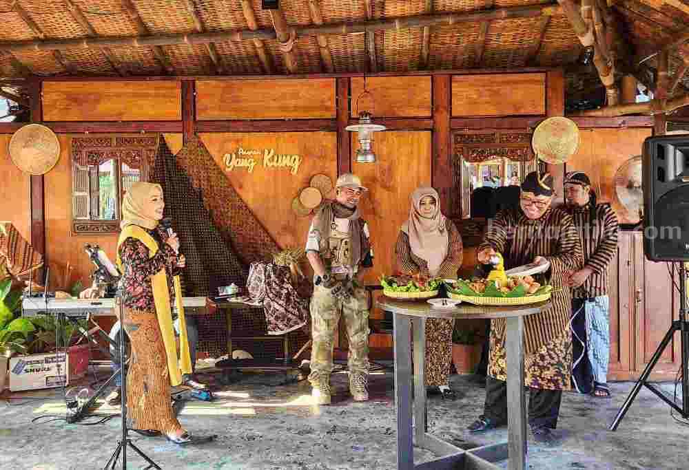 Resto dan Cafe Pawon Yang Kung, Sajikan Mangut dengan Suasana Pedesaan Pemotongan tumpeng oleh owner Pawong Yang Kung (Foto : Dani Alifian/beritajatim.com)