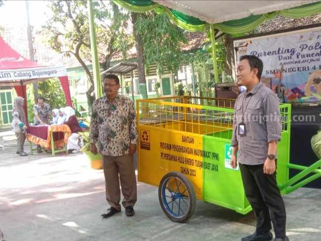 PHE Randugunting Rembang Bantu Pembangunan Paving Halaman Kantor Desa Krikilan