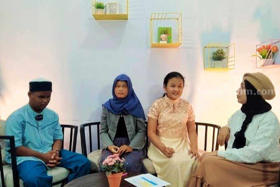 (Dari kiri) Heri Purnomo, Syirin Salsabila, Felicia Candra, dan Ellen Pratiwi, ketika sedang podcast di kantor beritajatim.com. (Foto: Fitri Yuliani/beritajatim.com)