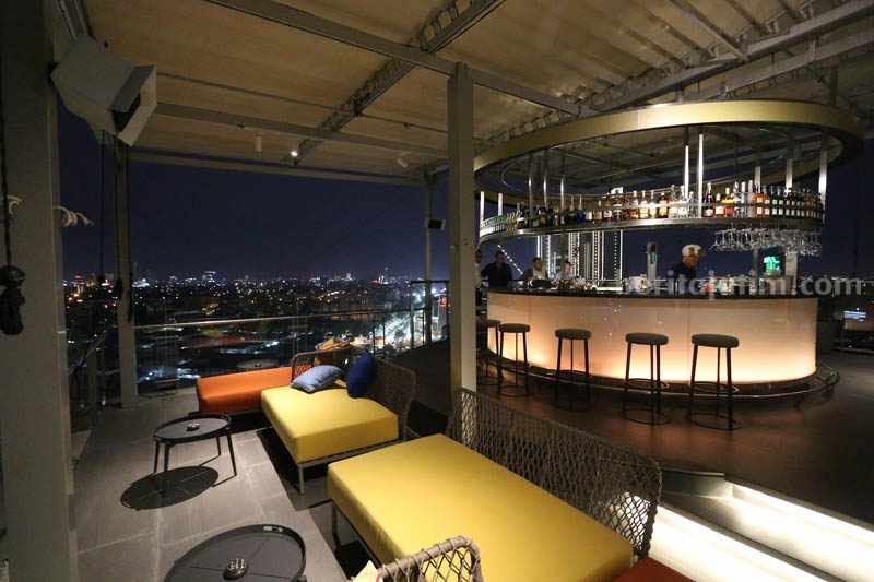 7 Rekomendasi Tempat Nongkrong di Kafe Rooftop Surabaya, Pemandangannya Indah Pemandangan Citilites Skyclub & Bistro. (Sumber foto: javaparagon.com)