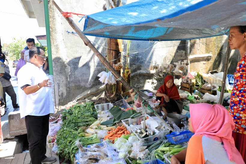 Cak Ji saat meninjau langsung lokasi pasar di kutisari indah utara, Selasa (11/7/2023).