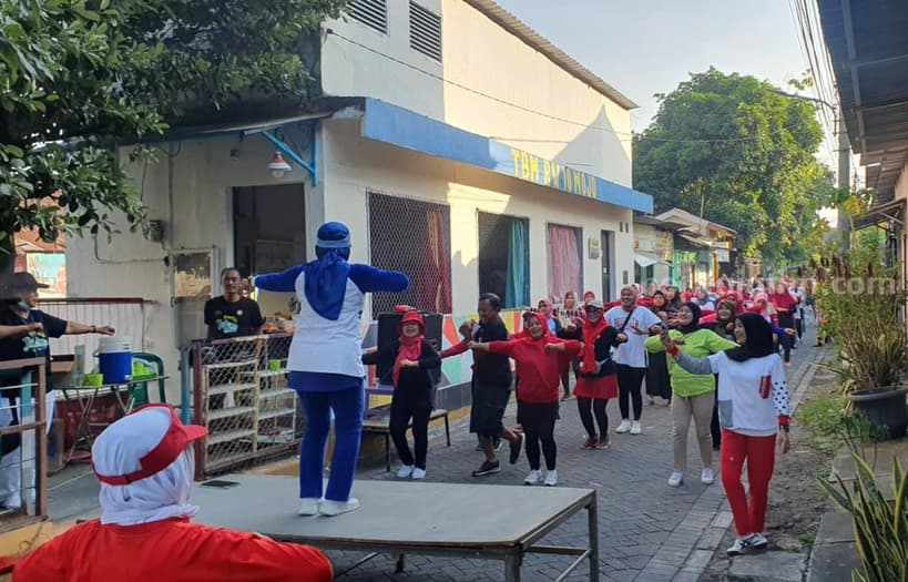 Puluhan Emak-emak Ikuti Senam Bersama Bacaleg Partai Perindo di Surabaya Senam bersama Bacaleg Perindo