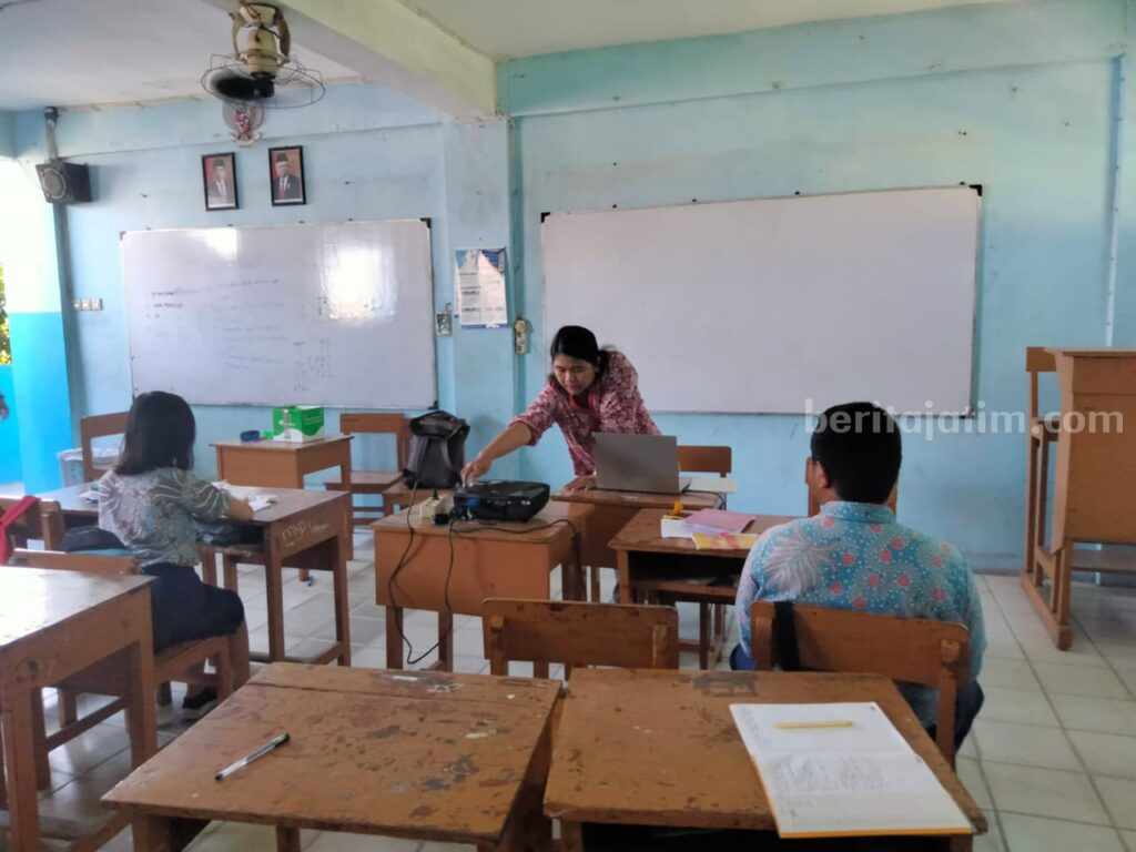 Dispendik Surabaya Minta Siswa Belum Dapat Sekolah Langsung ke Swasta Kepala Dinas Pendidikan Kota Surabaya, Yusuf Masruh meminta siswa yang tak masuk sekolah negeri langsung ke swasta untuk pemerataan siswa sekolah.