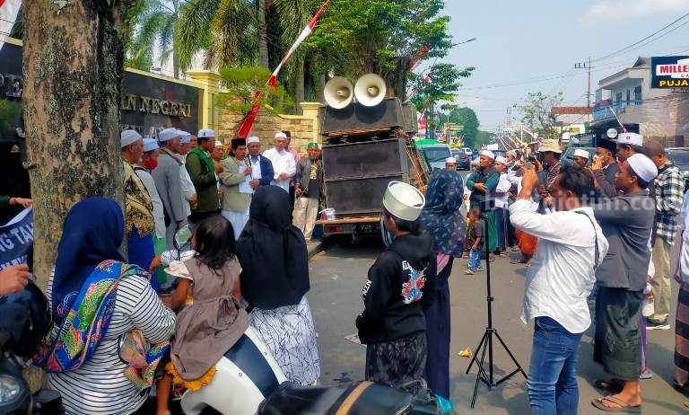 Pendukung Terdakwa Kekerasan Seksual terhadap Santriwati Berdemo di Depan Kantor PN Jember